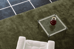 Layered Solid Wool Capulet Olive groen vloerkleed, close up in een interieur