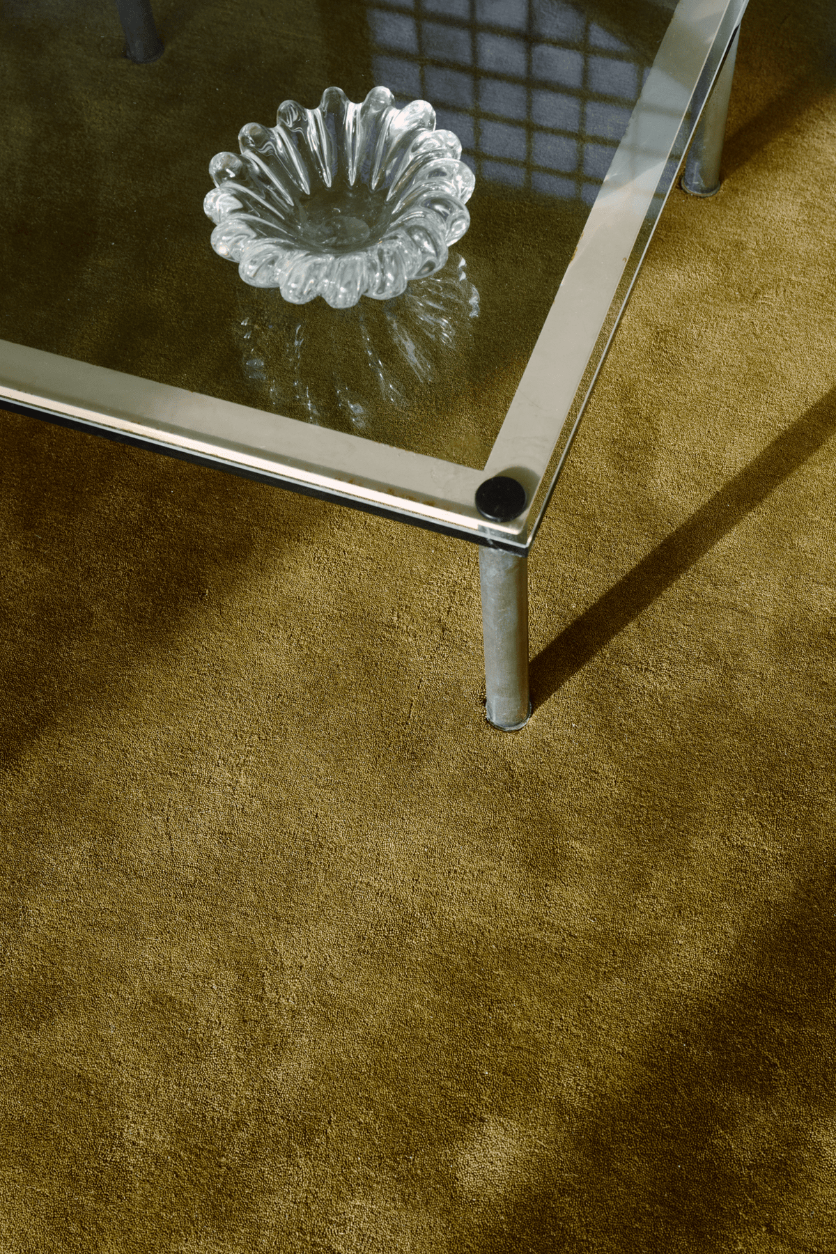 Layered Solid Wool Green Umber kaki vloerkleed, detail van de wol