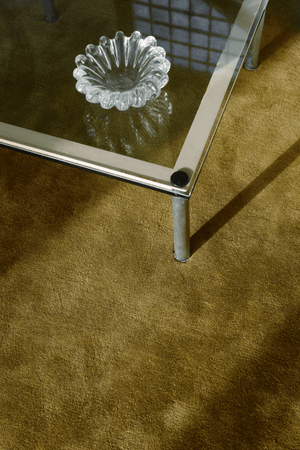 Layered Solid Wool Green Umber kaki vloerkleed, detail van de wol