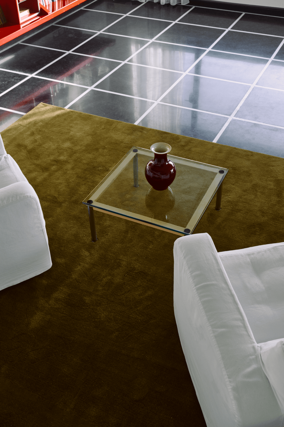 Layered Solid Wool Green Umber kaki vloerkleed, close up in een interieur