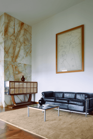 Layered Solid Wool Soft Yellow geel vloerkleed, in een woonkamer
