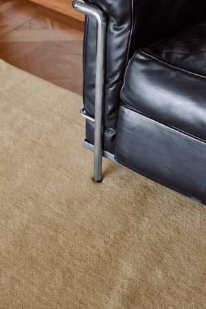 Layered Solid Wool Soft Yellow geel vloerkleed, detail van de wol