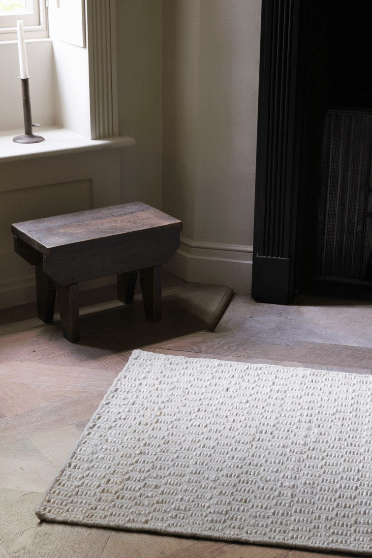 Layered Barley Bone White jute vloerkleed, in een interieur