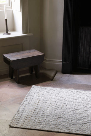 Layered Barley Bone White jute vloerkleed, in een interieur