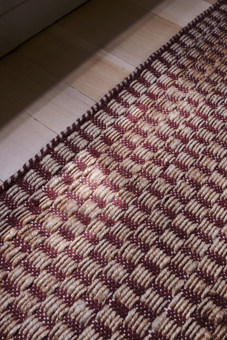 Layered Barley Burgundy wijnrood jute vloerkleed, detail van het weefsel in jute en wol