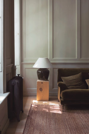 Layered Barley Burgundy wijnrood jute vloerkleed, in een interieur