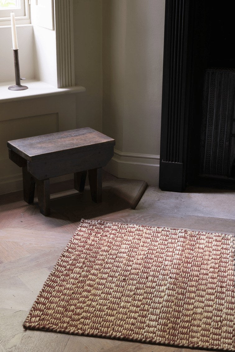 Layered Barley Burgundy wijnrood jute vloerkleed, in een interieur