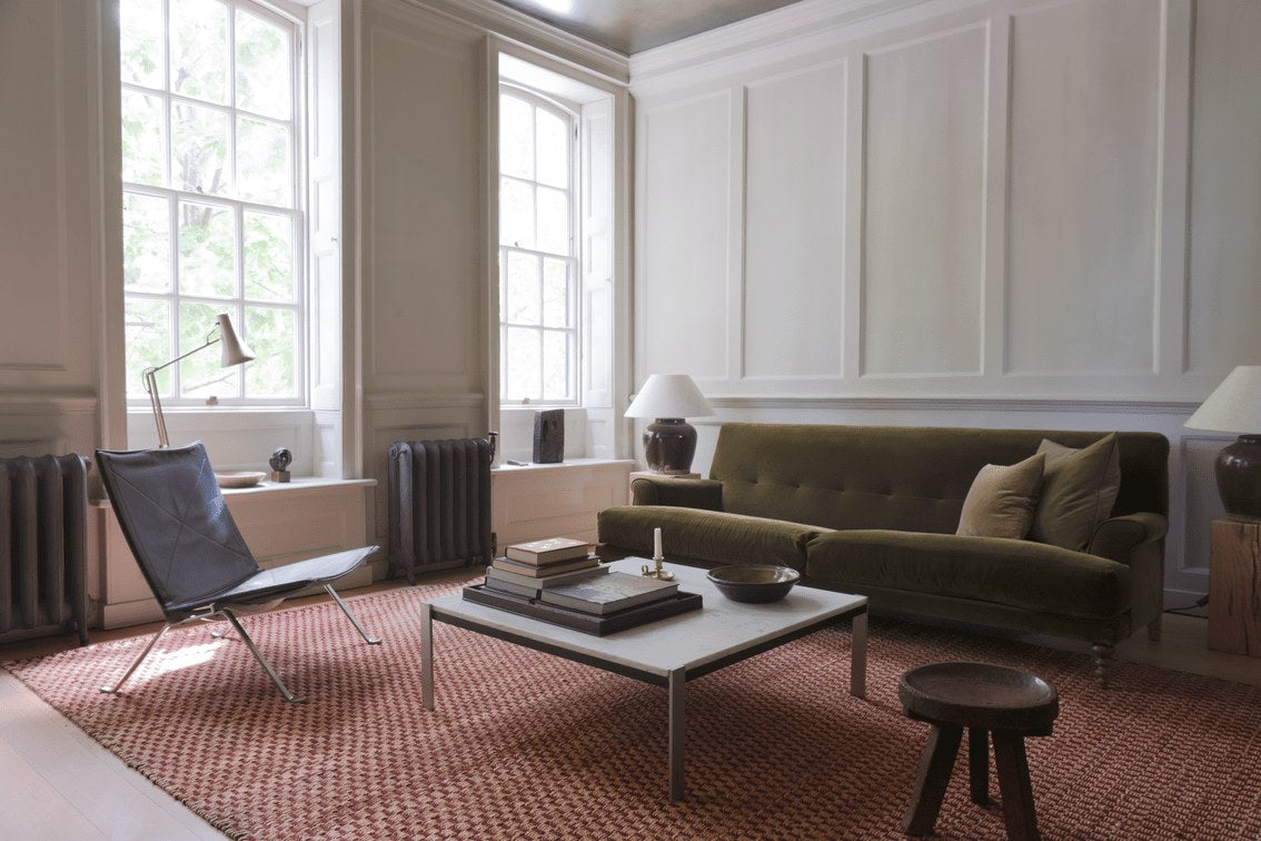 Layered Barley Burgundy wijnrood jute vloerkleed, in een woonkamer