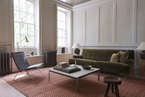 Layered Barley Burgundy wijnrood jute vloerkleed, in een woonkamer