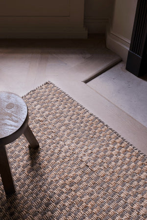 Layered Barley Chestnut kastanjebruin vloerkleed, detail van het weefsel in jute en wol