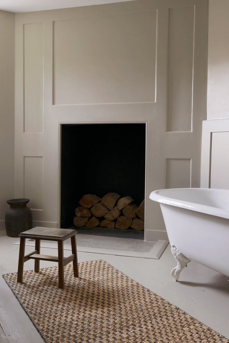 Layered Barley Sage saliegroen jute vloerkleed, in een interieur