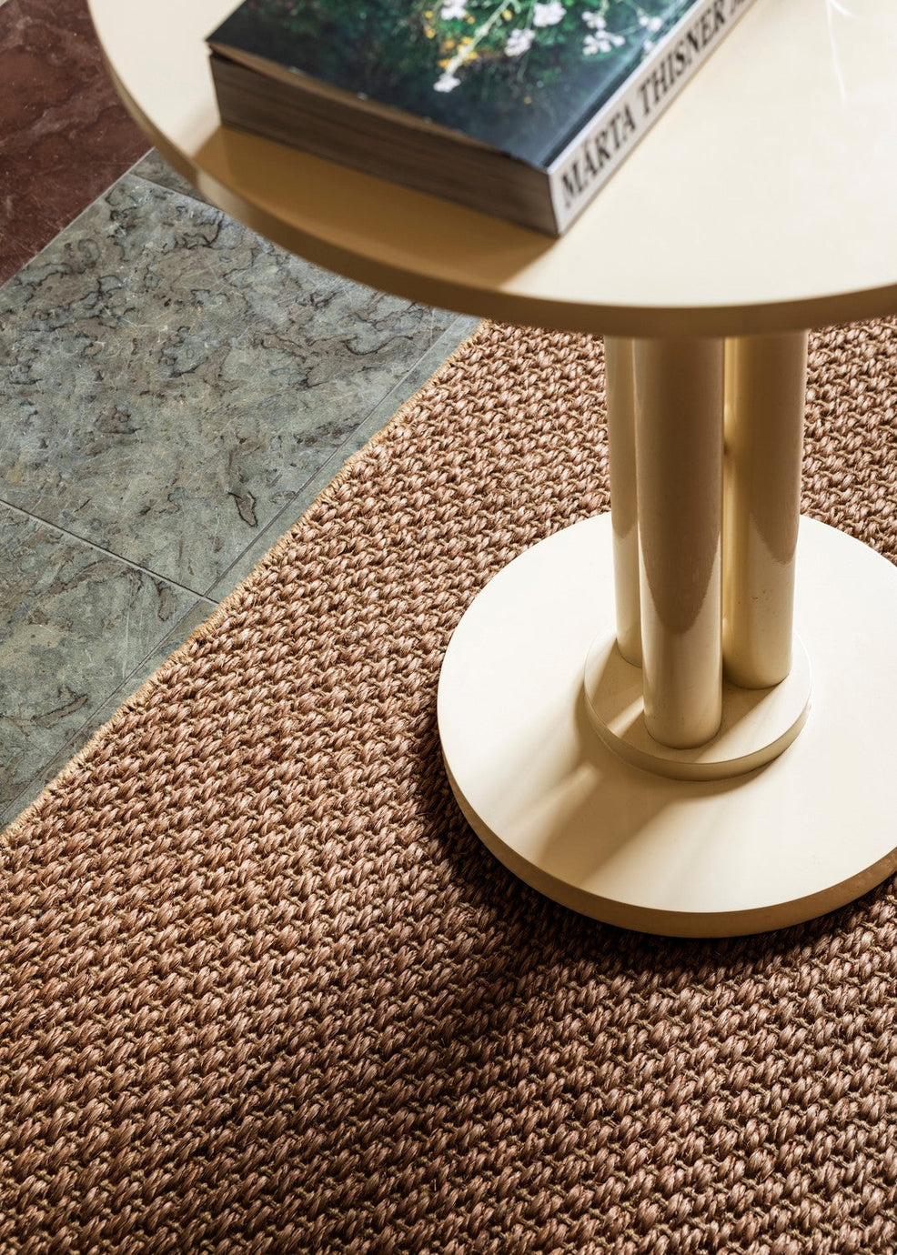 Layered Basket Weave Sisal Brown bruin vloerkleed, detail van de mandbinding