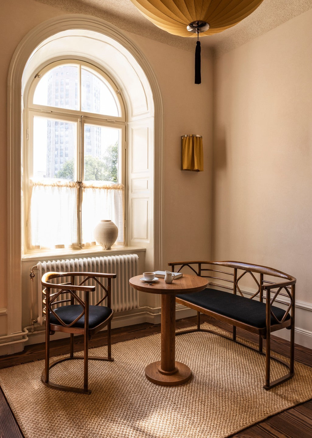 Layered Basket Weave Sisal Natural vloerkleed, in een interieur