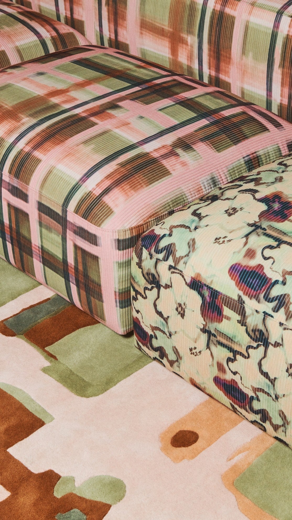 Layered Collina Strada Plaid Garden Pop vloerkleed, detail van de gesneden wol