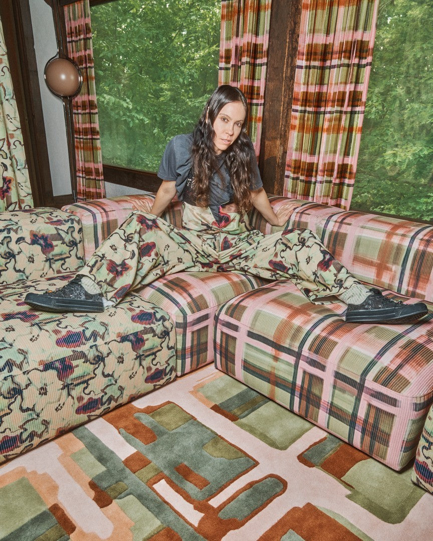 Layered Collina Strada Plaid Garden Pop vloerkleed, in een interieur