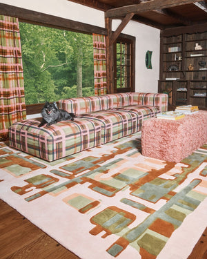 Layered Collina Strada Plaid Garden Pop vloerkleed, in een woonkamer