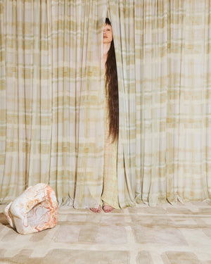 Layered Collina Strada Plaid Haze beige vloerkleed, in een interieur