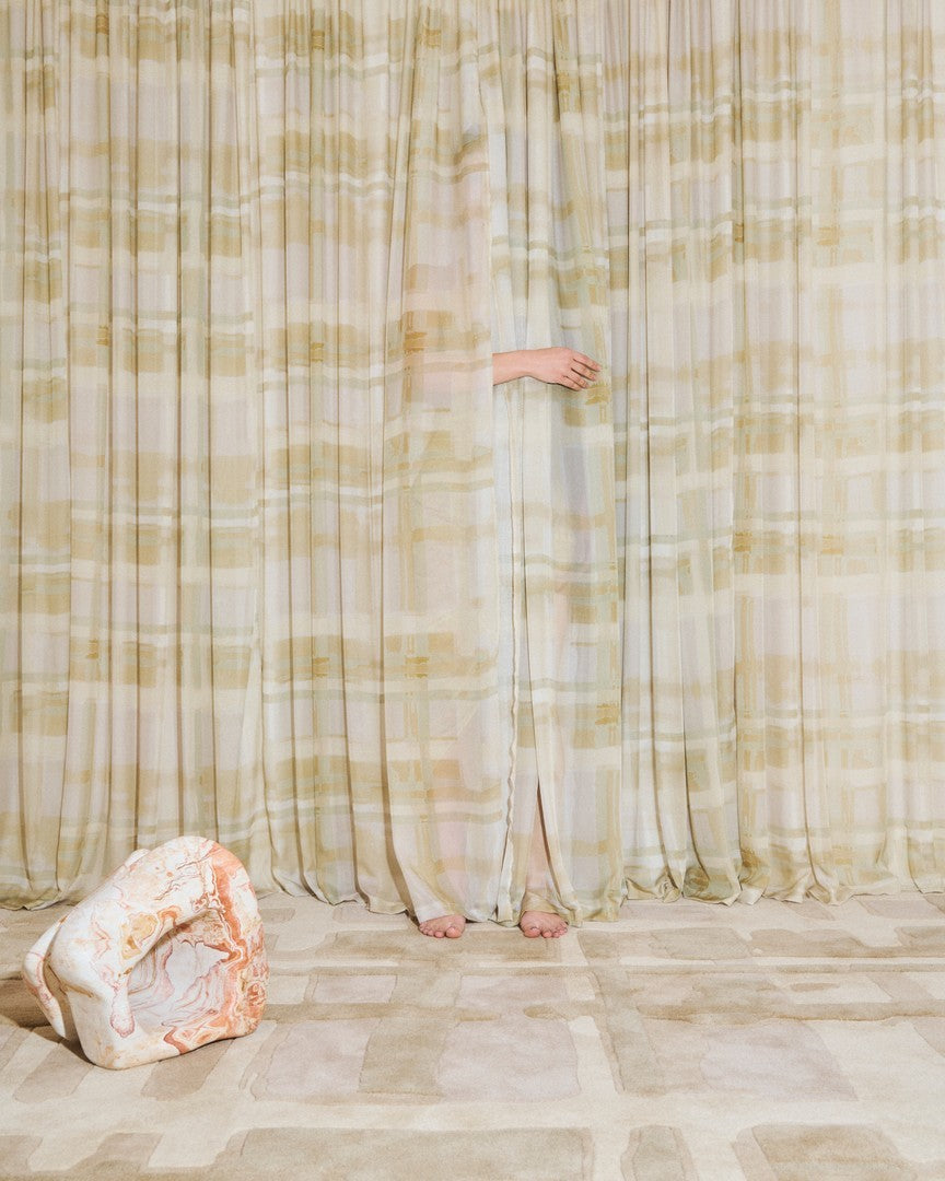 Layered Collina Strada Plaid Haze beige vloerkleed, in een interieur