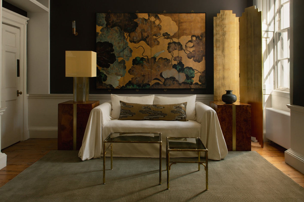 Layered Drift Wool Olive olijfgroen wol vloerkleed, in een woonkamer