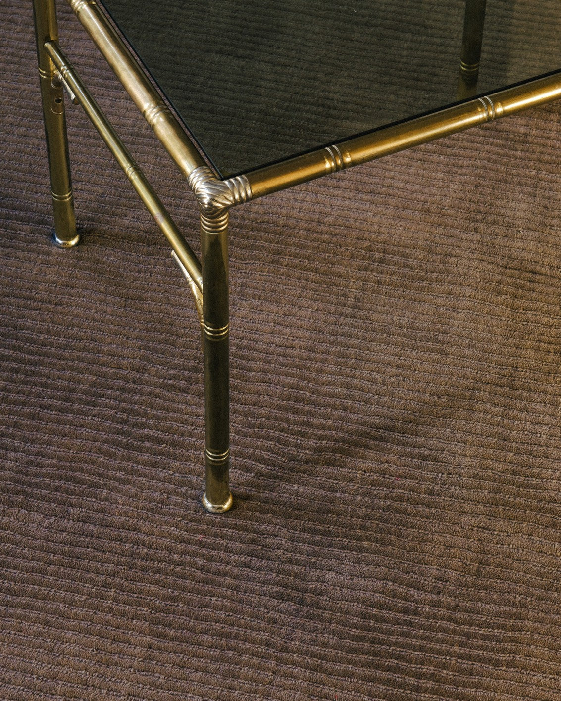 Layered Drift Wool Walnut bruin wol vloerkleed, close up in een interieur