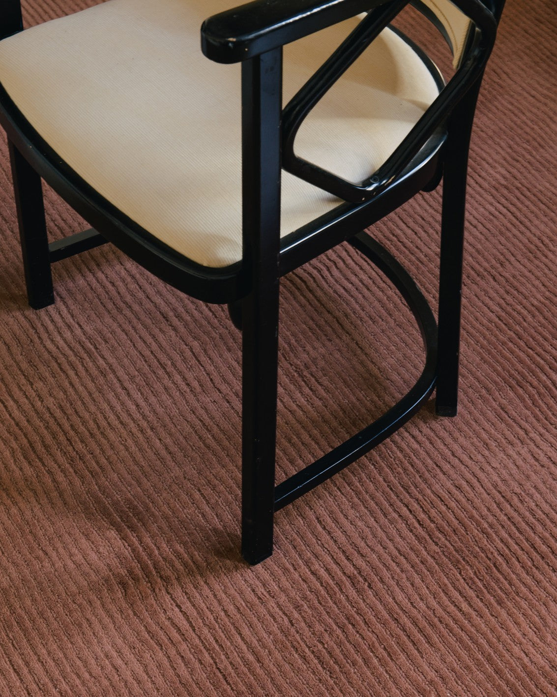 Layered Drift Wool Rust roestbruin vloerkleed, close up in een interieur