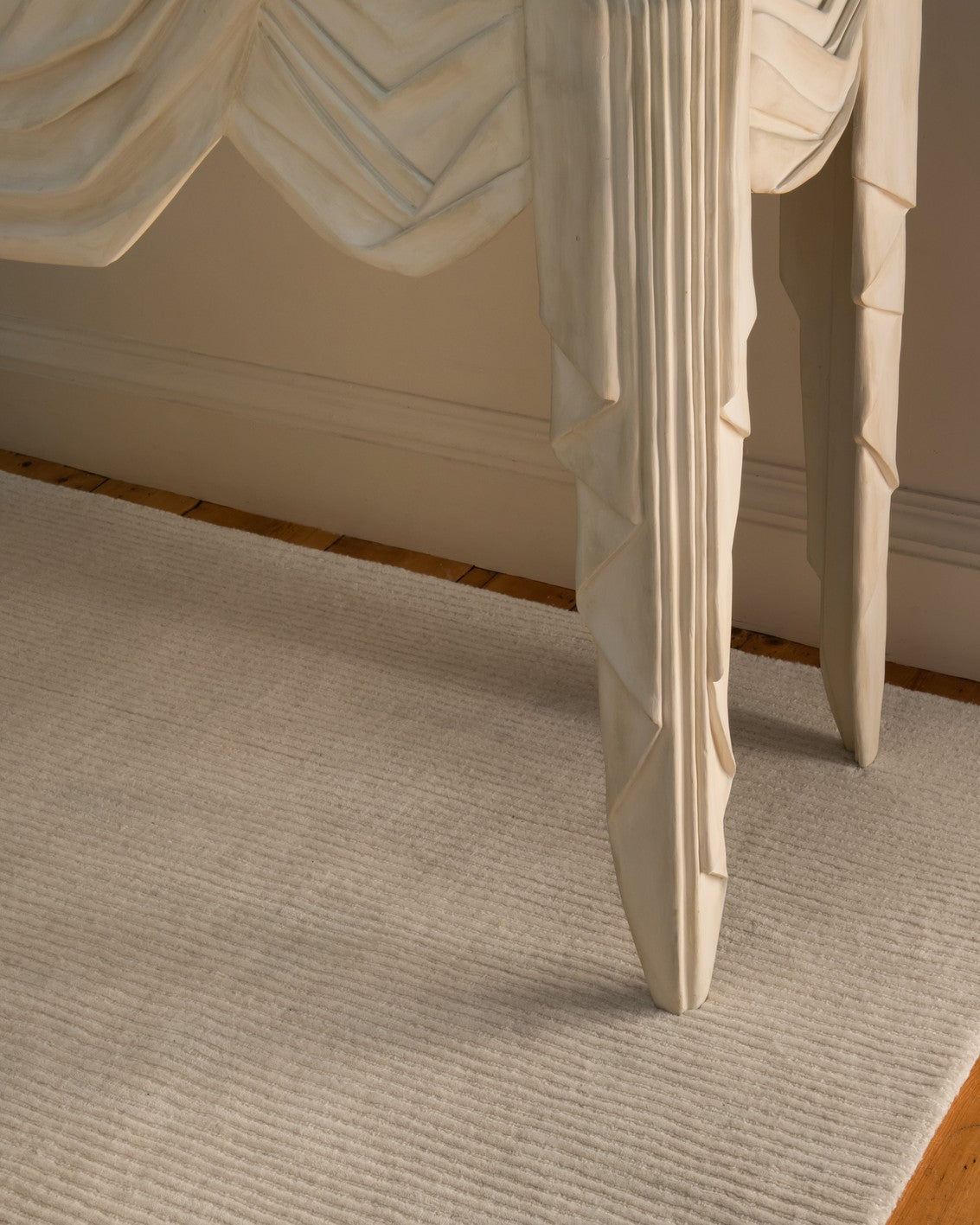 Layered Drift Wool Light Oatmeal beige vloerkleed, close up in een interieur