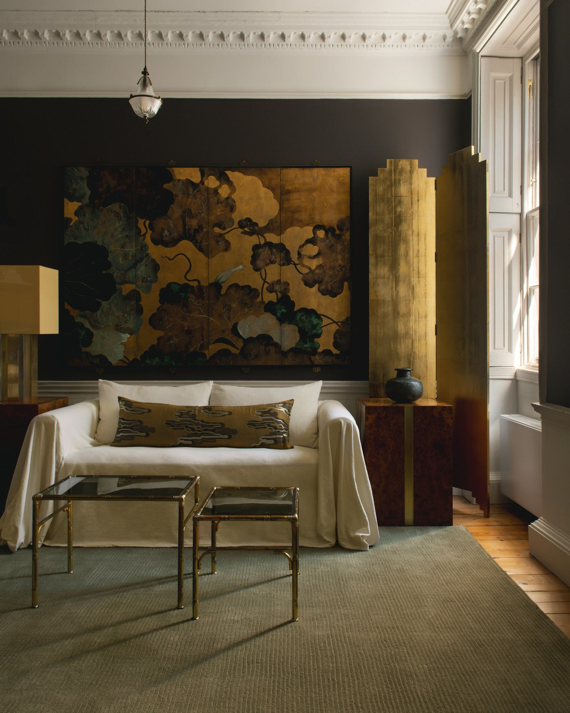Layered Drift Wool Olive olijfgroen wol vloerkleed, in een woonkamer