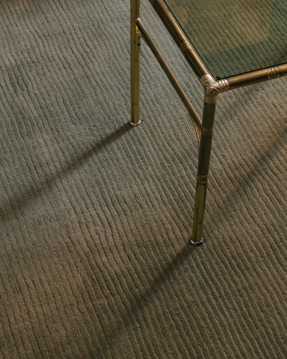 Layered Drift Wool Olive olijfgroen wol vloerkleed, close up in een interieur