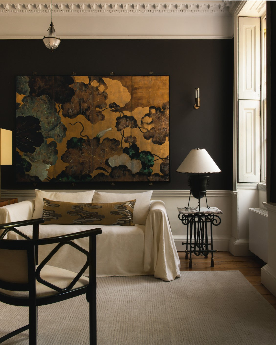 Layered Drift Wool Bone White wit vloerkleed, in een woonkamer