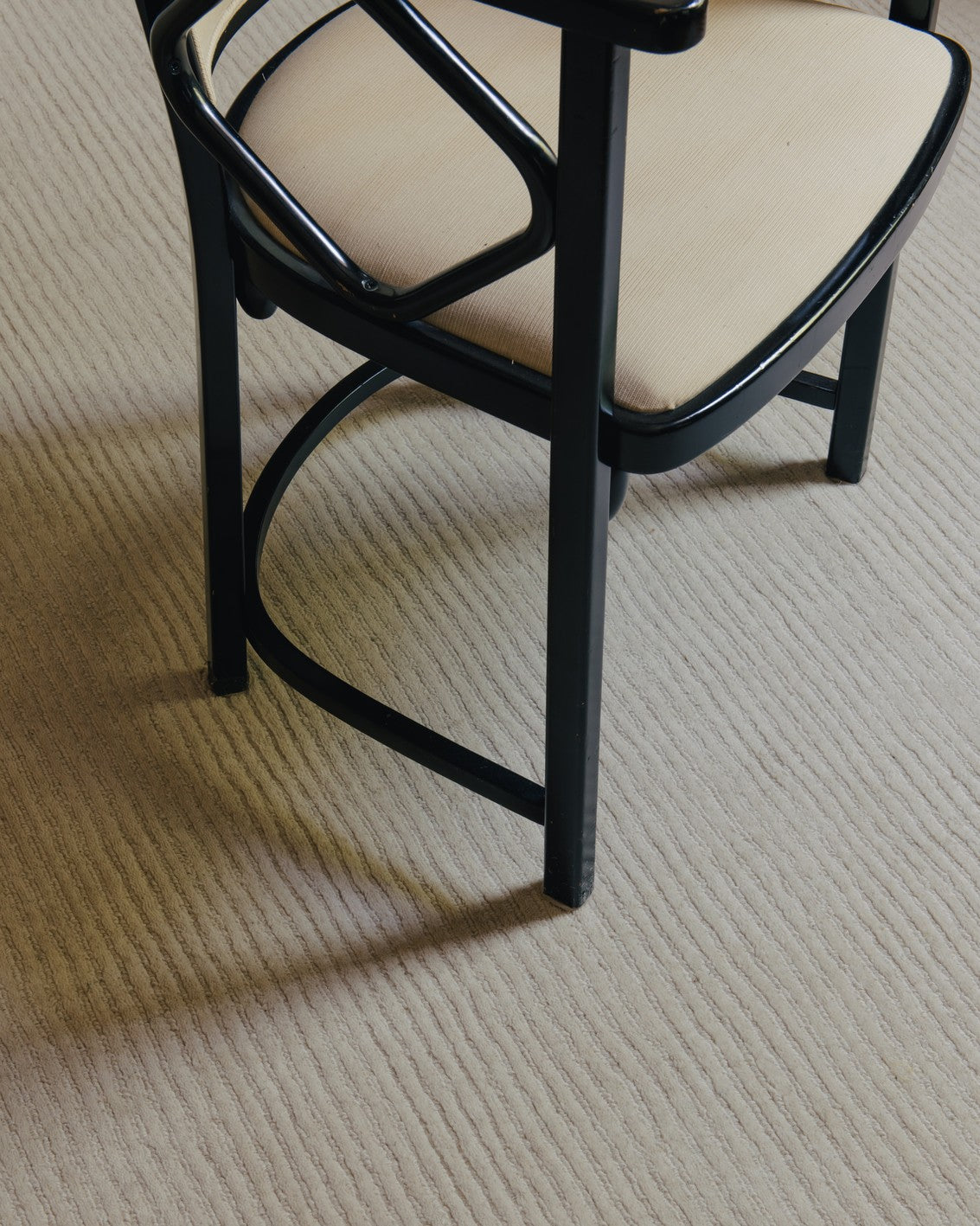 Layered Drift Wool Bone White wit vloerkleed, close up in een interieur