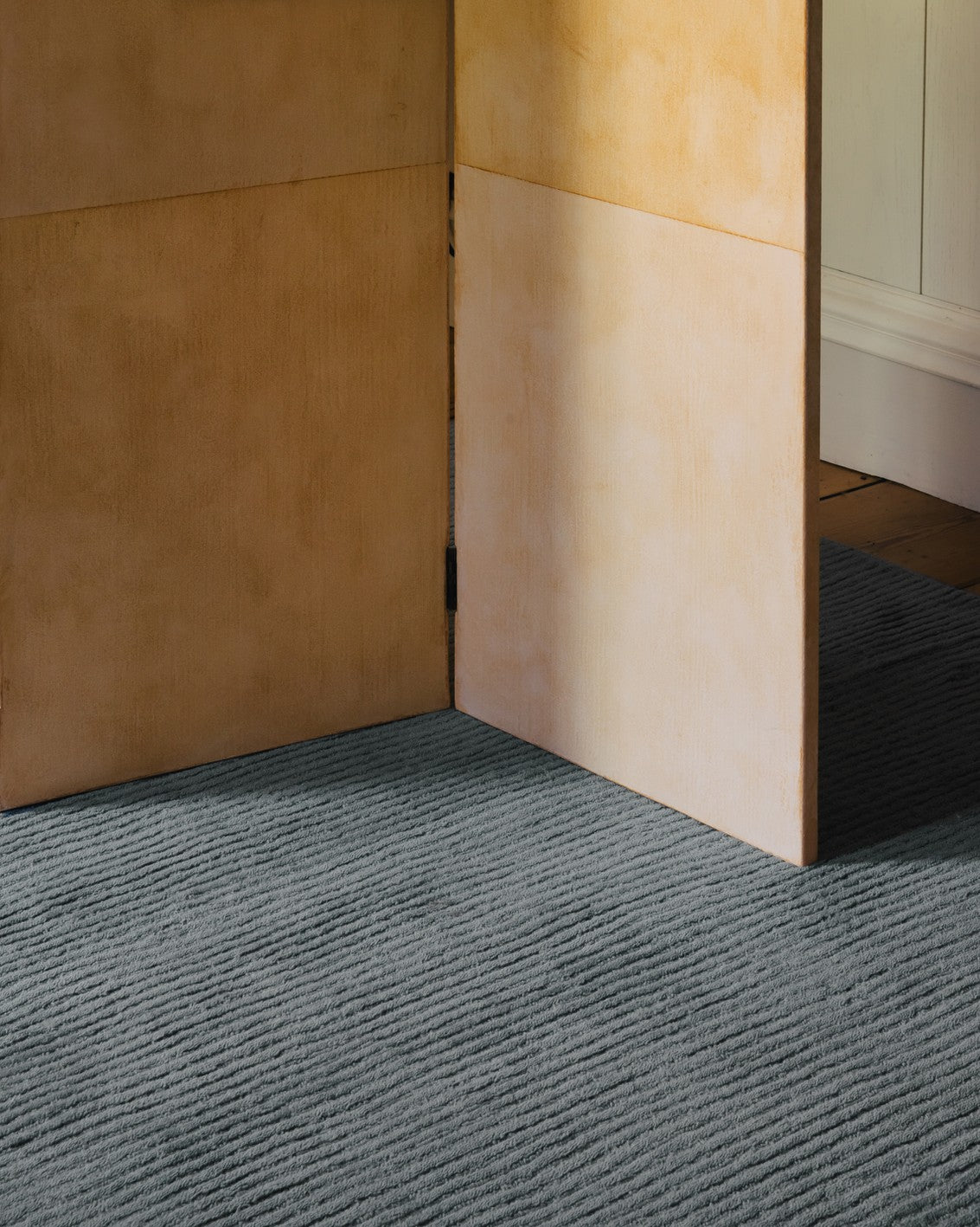 Layered Drift Wool Dusty Blue blauw vloerkleed, close up in een interieur