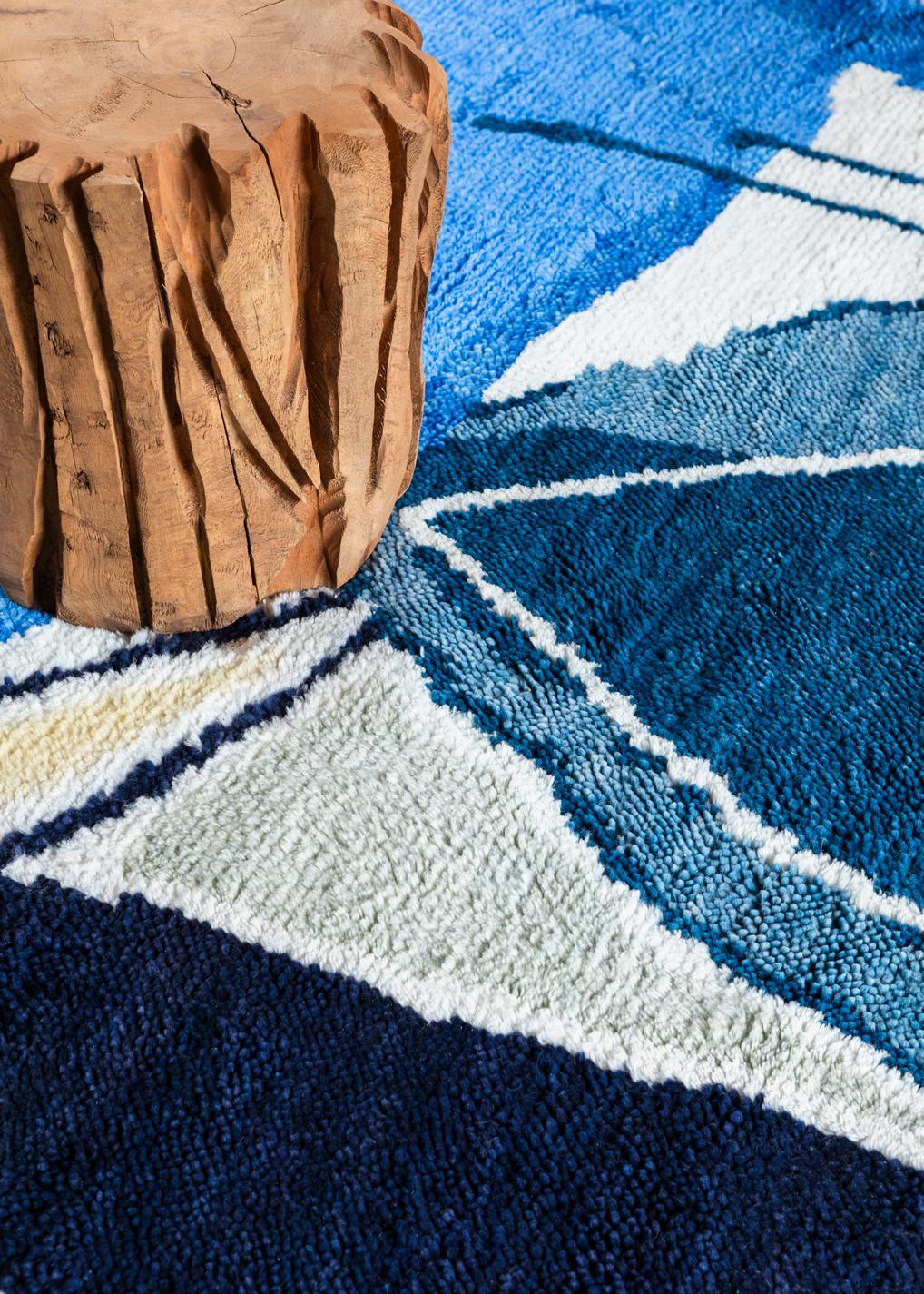 Layered Heather Chontos Blue Lake blauw vloerkleed, detail van de handgeknoopte wol