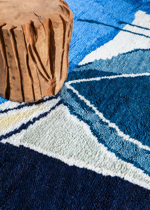 Layered Heather Chontos Blue Lake blauw vloerkleed, detail van de handgeknoopte wol