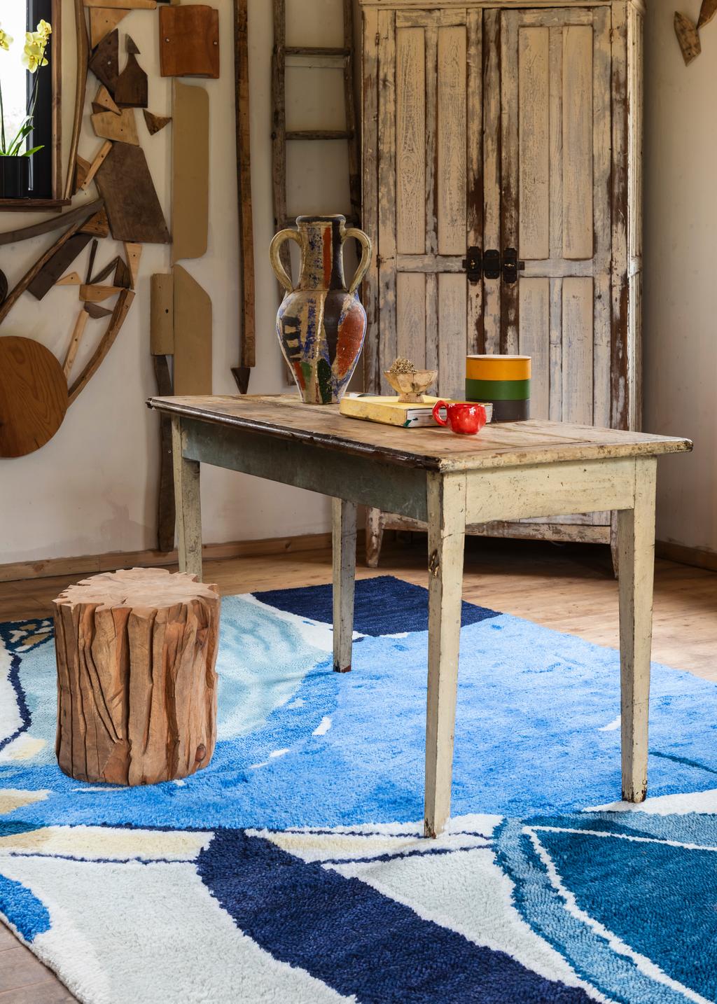 Layered Heather Chontos Blue Lake blauw vloerkleed, in een eetkamer