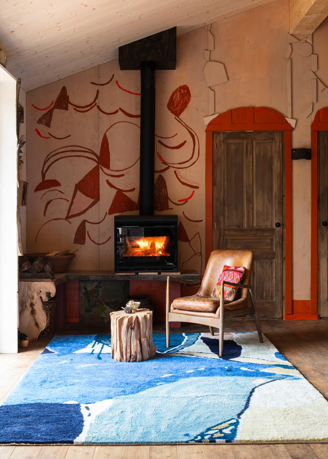Layered Heather Chontos Blue Lake blauw vloerkleed, in een woonkamer