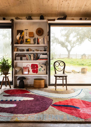 Layered Heather Chontos Collage wollen vloerkleed, in een interieur