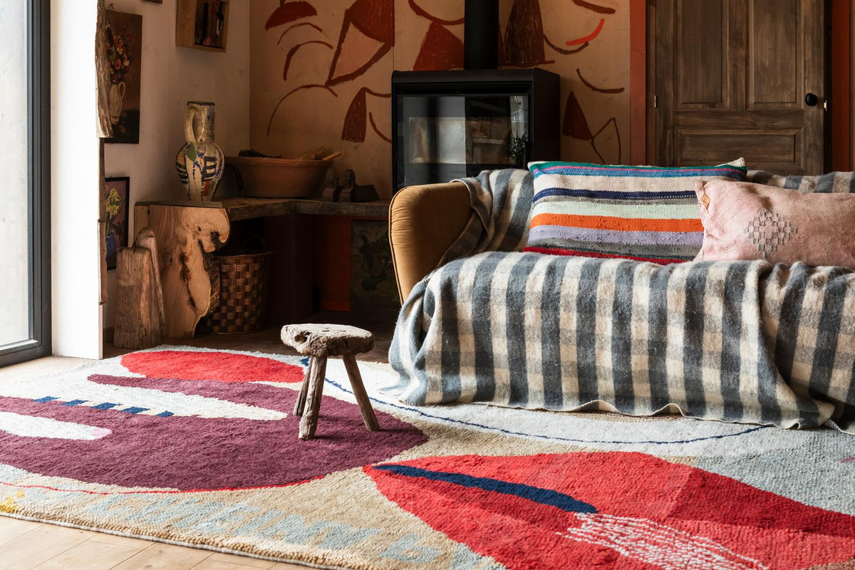 Layered Heather Chontos Collage wollen vloerkleed, in een woonkamer