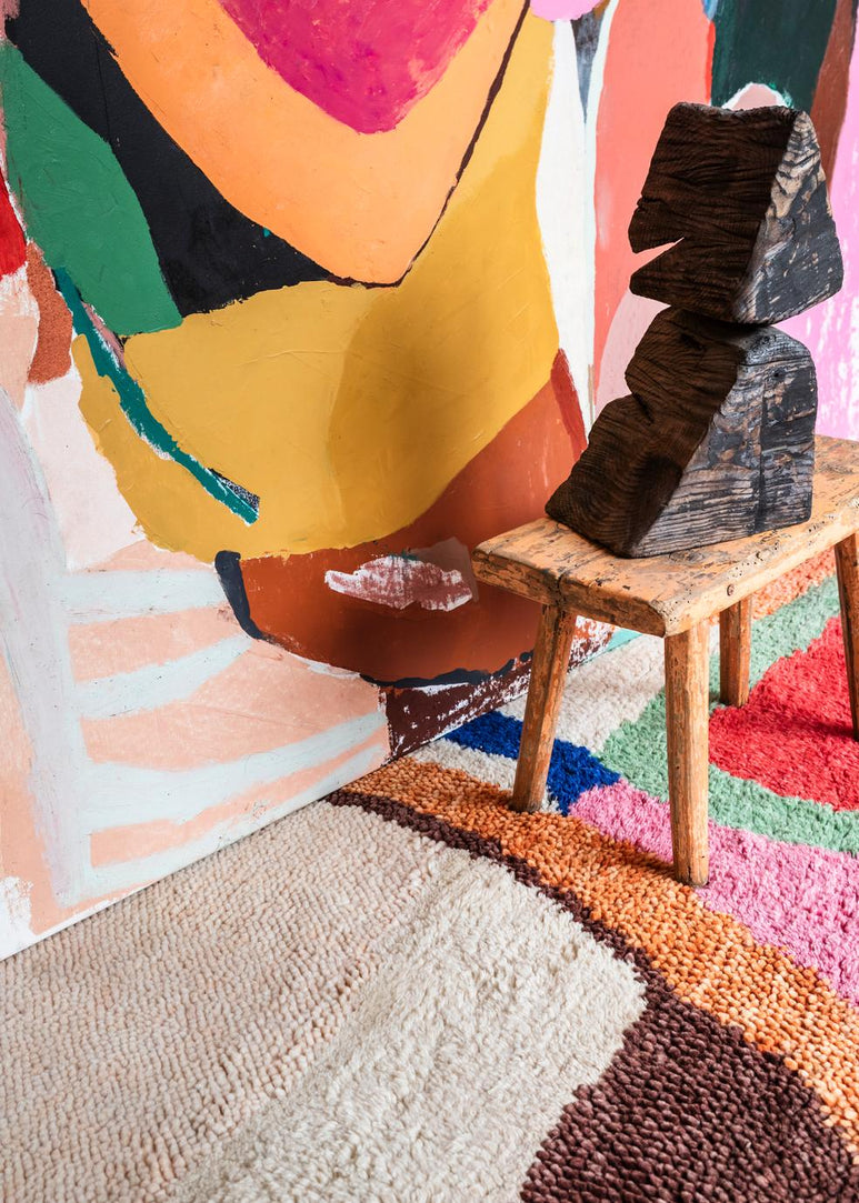 Layered Heather Chontos Kaleidoscope vloerkleed, close up in een interieur