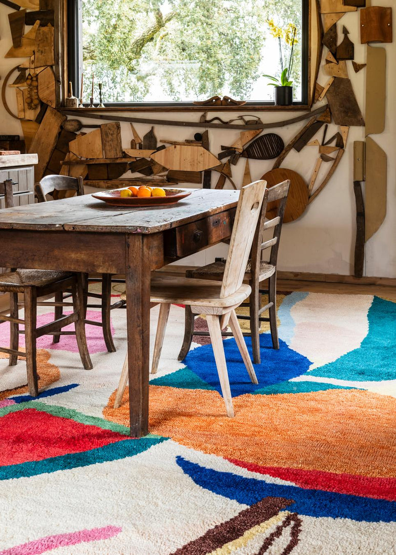 Layered Heather Chontos Kaleidoscope vloerkleed, in een eetkamer