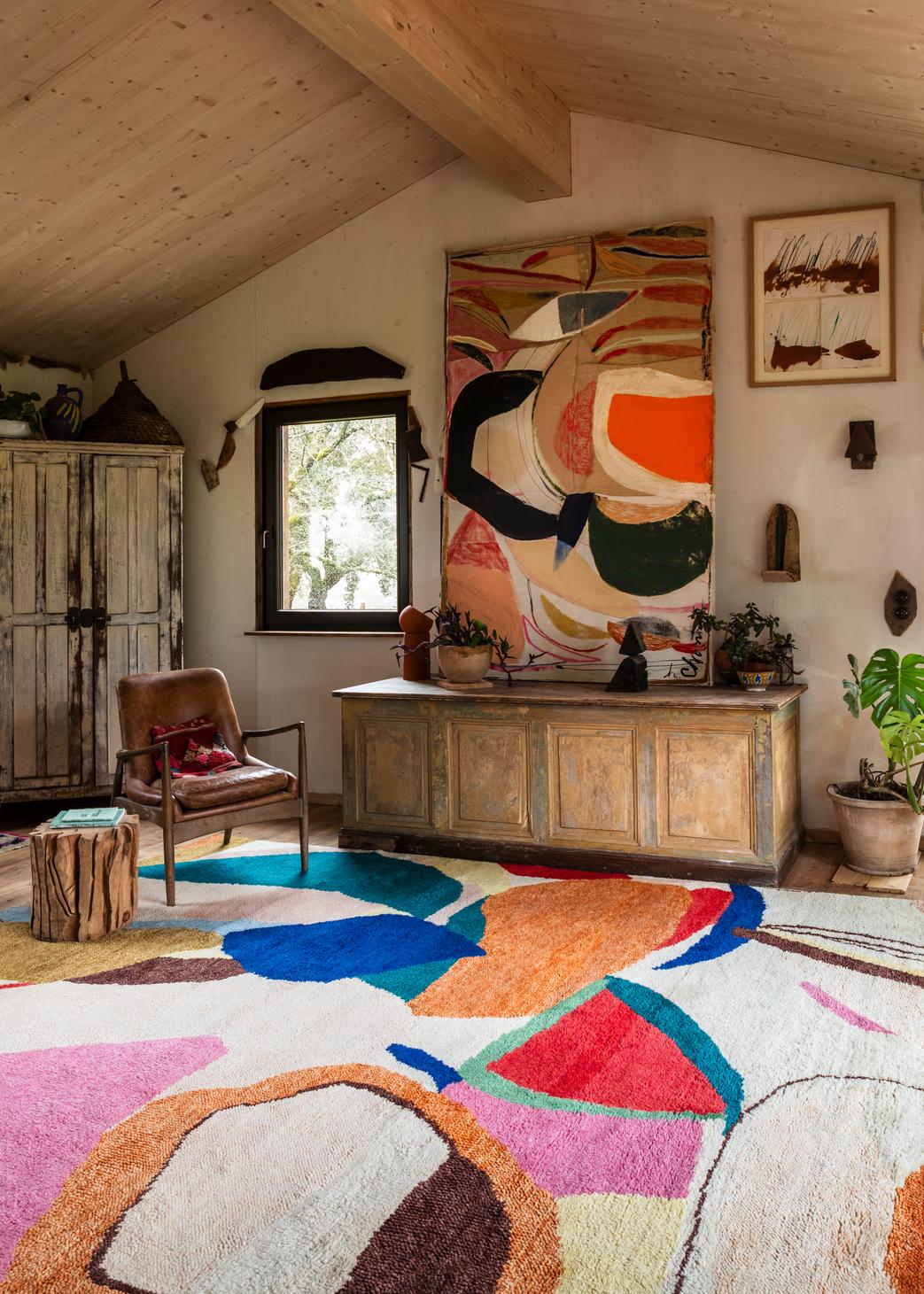 Layered Heather Chontos Kaleidoscope vloerkleed, in een woonkamer