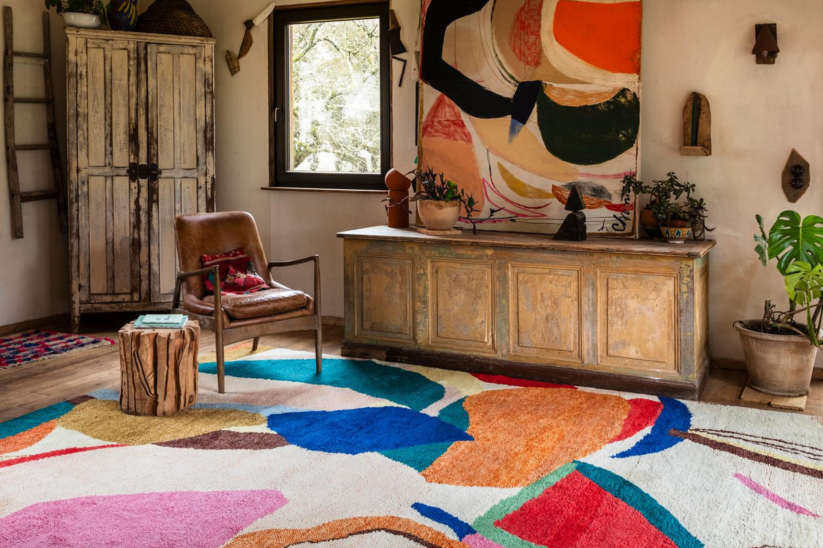Layered Heather Chontos Kaleidoscope vloerkleed, in een woonkamer