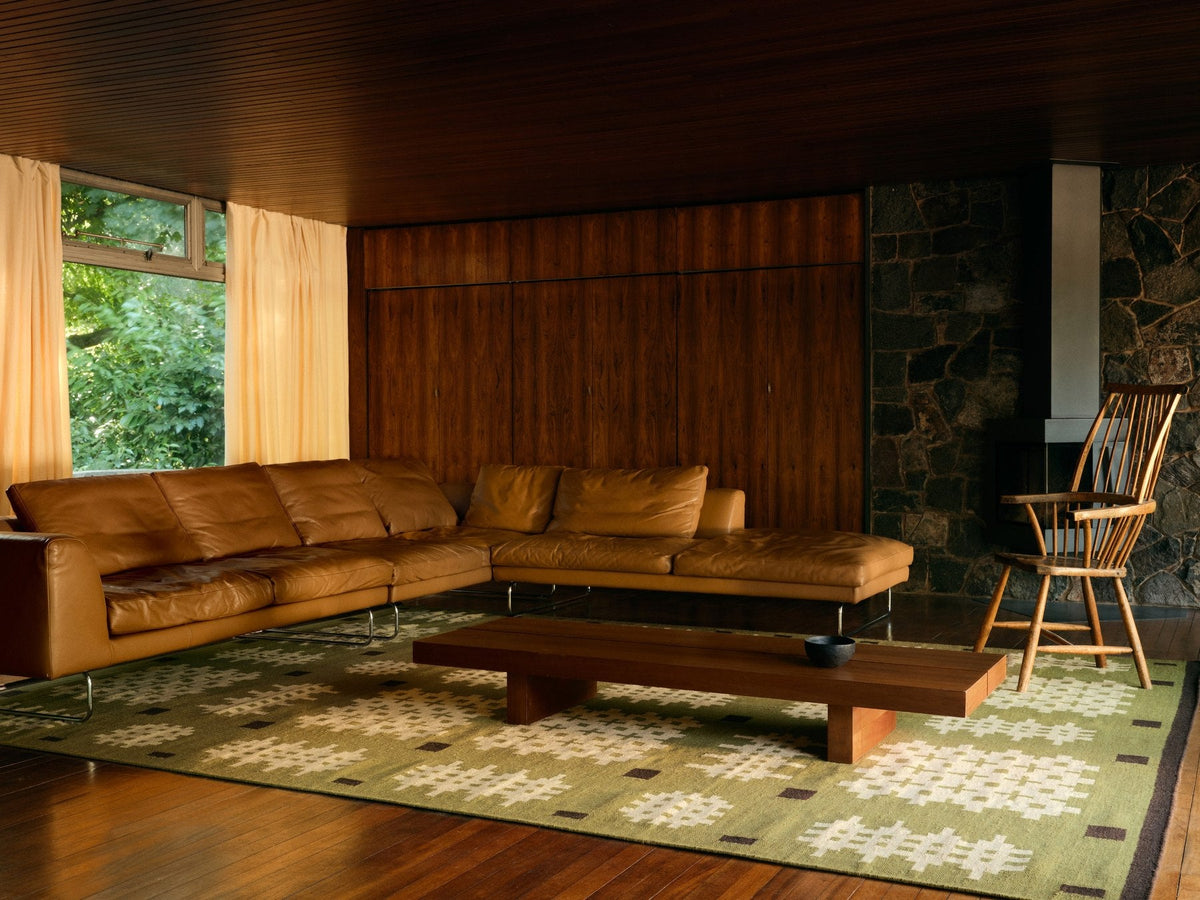 Layered Tom Morris Ryg Bardsey Green vloerkleed, in een woonkamer