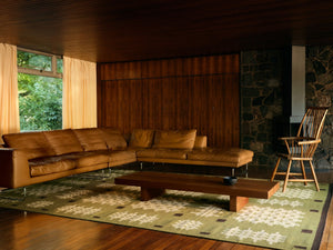 Layered Tom Morris Ryg Bardsey Green vloerkleed, in een woonkamer