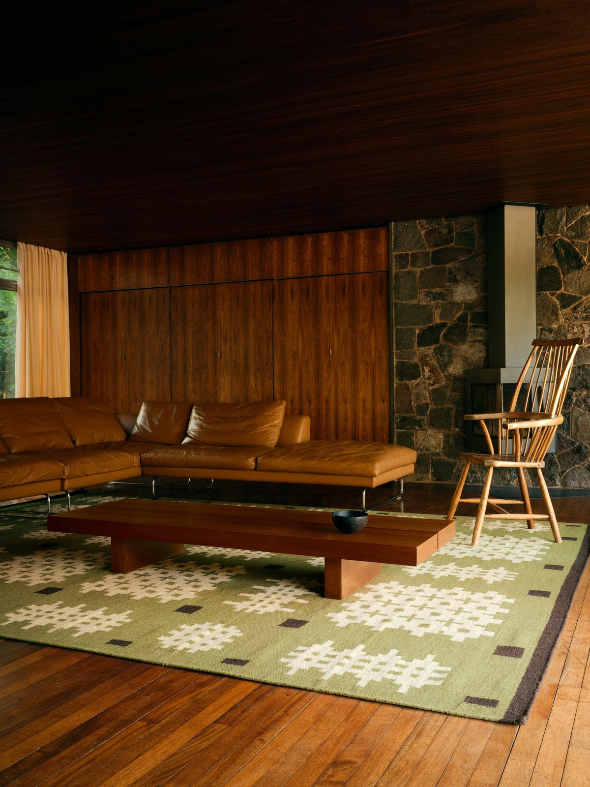 Layered Tom Morris Ryg Bardsey Green vloerkleed, in een woonkamer