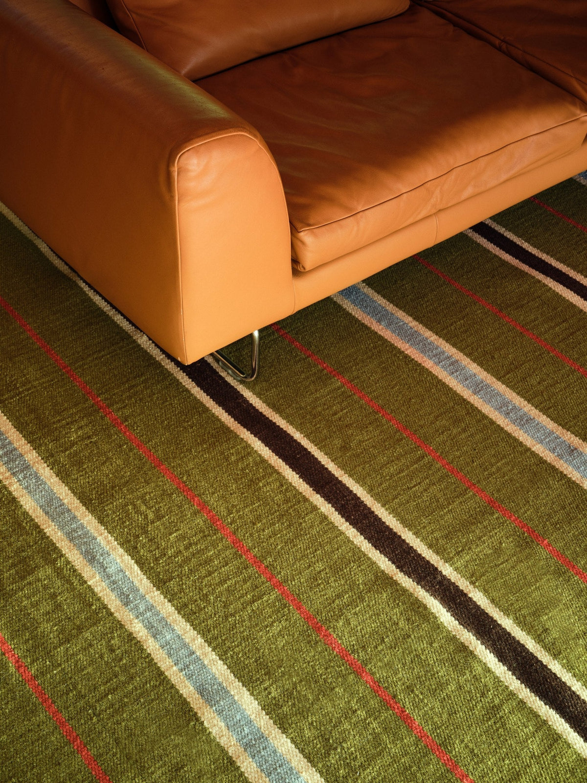 Layered Racer Stripe Cooper Green olijf vloerkleed, detail van het platte weefsel
