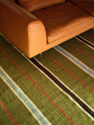 Layered Racer Stripe Cooper Green olijf vloerkleed, detail van het platte weefsel