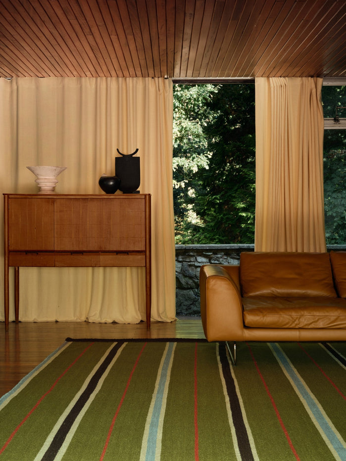 Layered Racer Stripe Cooper Green olijf vloerkleed, in een woonkamer