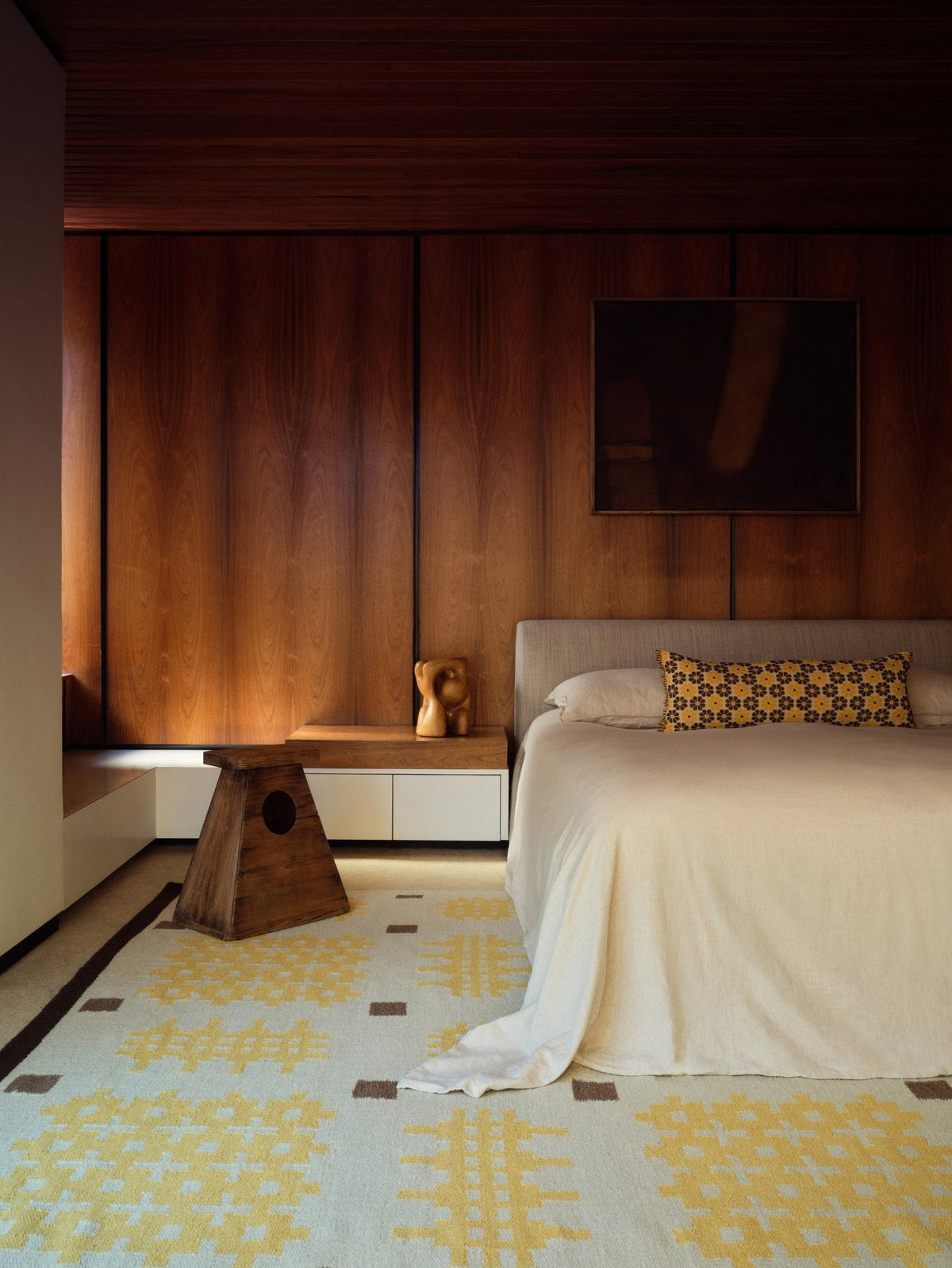 Layered Tom Morris Ryg Dandelion geel vloerkleed, in een slaapkamer