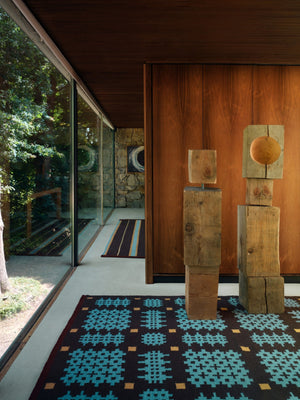 Layered Tom Morris Ryg Olwen Blue vloerkleed, in een interieur