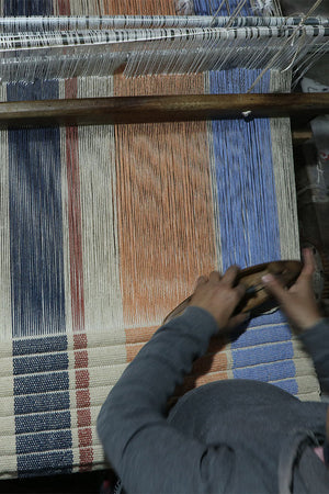 Lorena Canals Columns Multi Color vloerkleed, op het weefgetouw